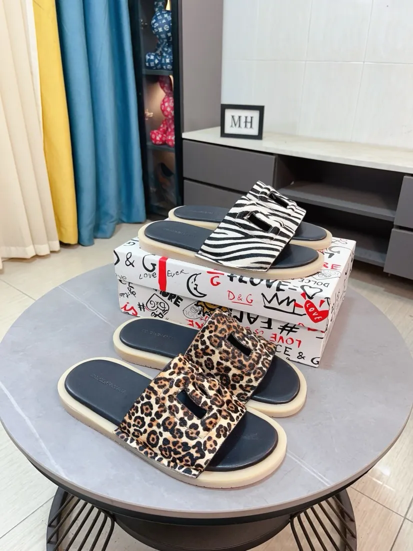Men's shoes 💰340🌹🌹 (dg) New men's slippers, high-end boutique, leather puff upper with exquisite embossed logo decoration, fine workmanship, super soft sole, casual, loose and comfortable, a must-have in summer! \nsize：38-44